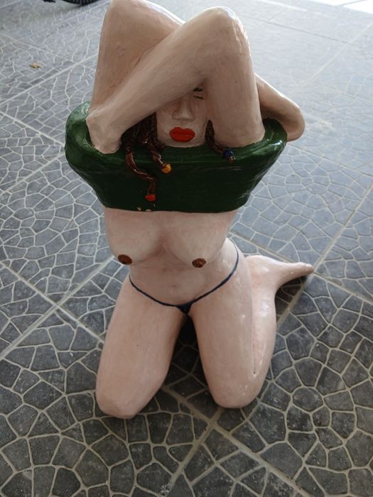Escultura de nu pintada a mão