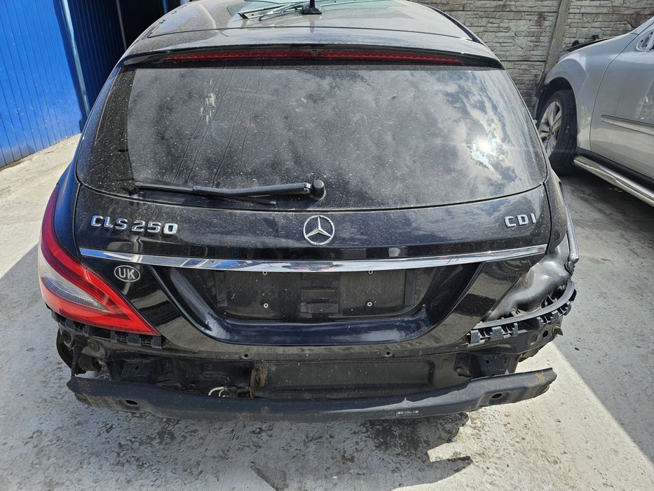 Кляпа,кришка багажника Мерседес  CLS w218