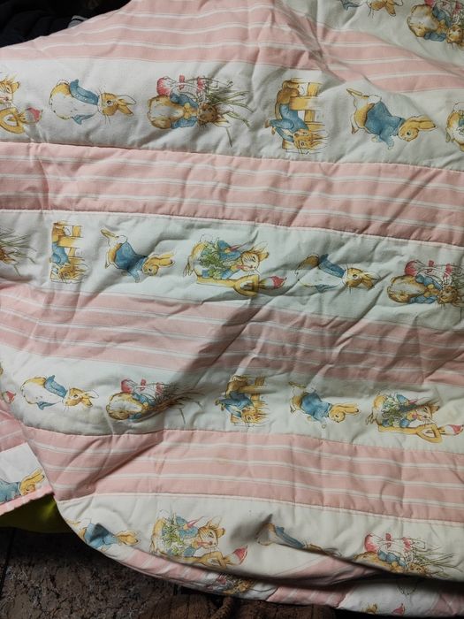 Duas colchas iguais com padrão para crianca