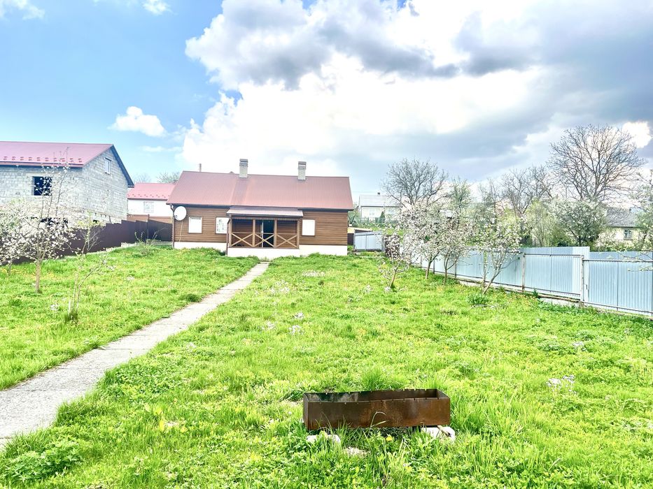 Хата,гараж,сауна,озеро,літня кухня,стайня,