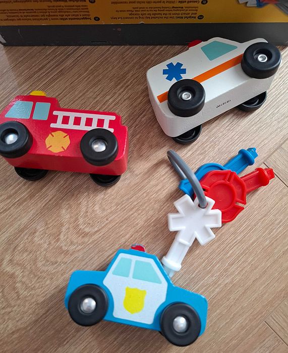 Melissa & Doug Drewniany Garaż z Kluczykami i Pojazdami Ratunkowymi - STAN BARDZO DOBRY+!