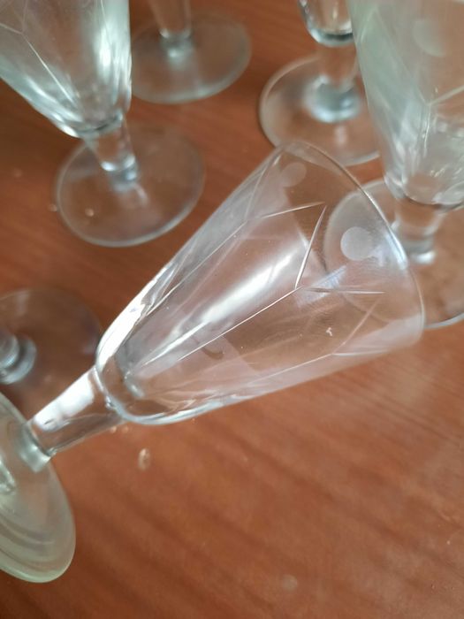 Vendo garrafa de licor e copos em cristal muito antigos