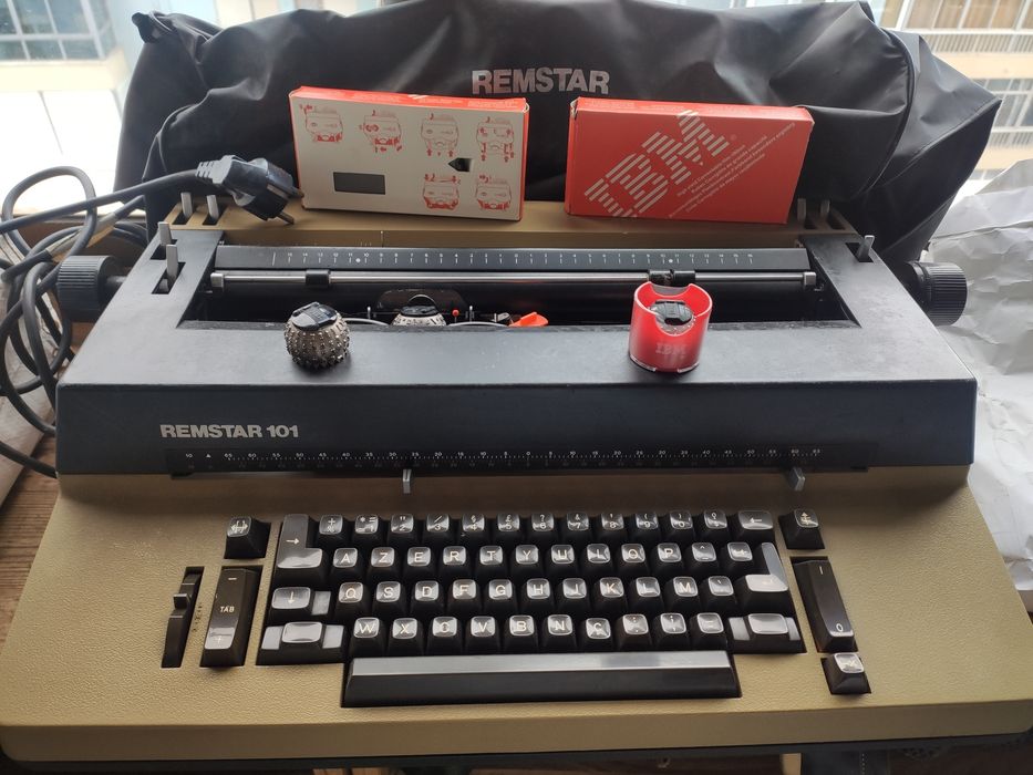 Máquina datilografia eléctrica