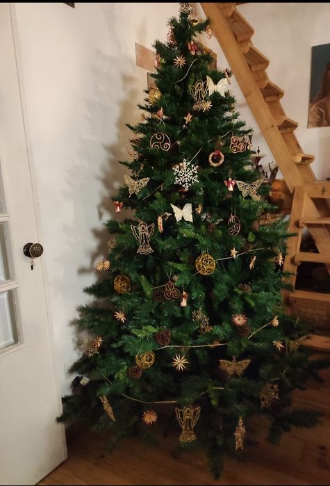 Árvore de Natal com pinhas fixas