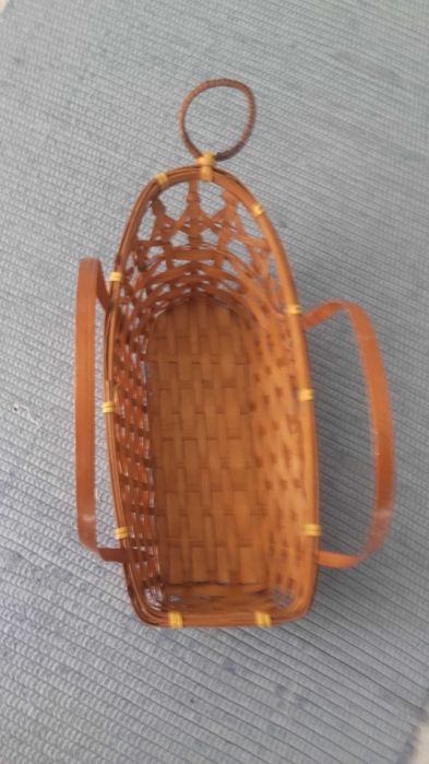 Cesto em verga para suporte de garrafa