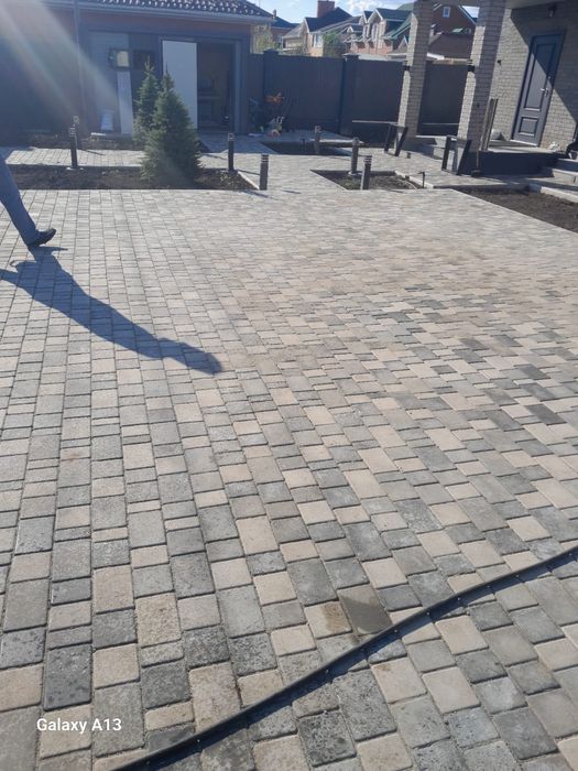 Укладання тротуарної плитки в дворах, на кладовищі
