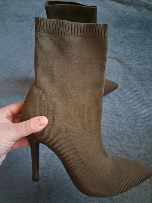 Elastyczne botki na obcasie khaki Primark(ma wade)