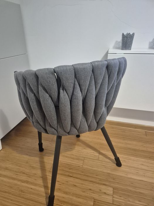 Krzesło Glamour tapicerowane szare z czarnymi nóżkami stan bardz dobry
