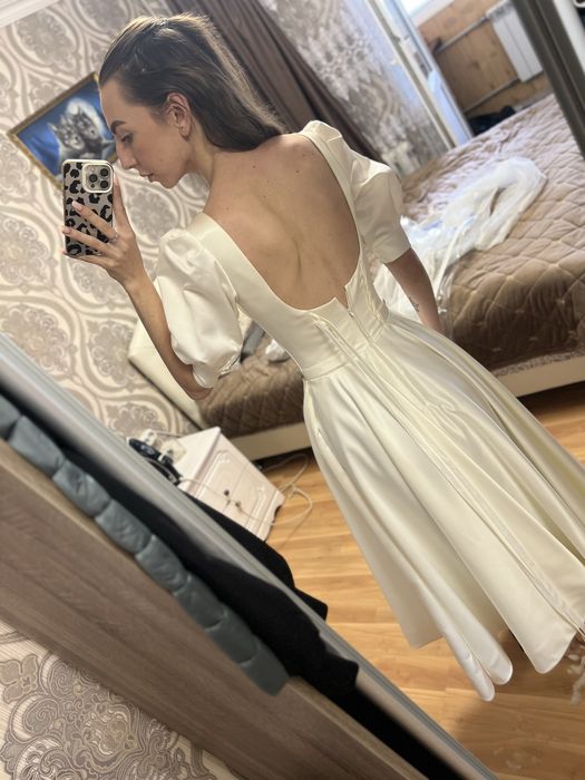 Весільна або випускна сукня