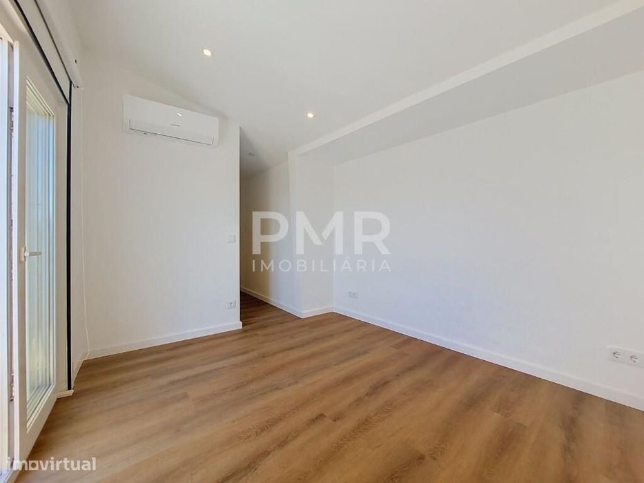 Moradia T2 Totalmente Remodelada em Caxias