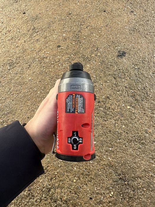 Aparafusadora de impacto Milwaukee M12