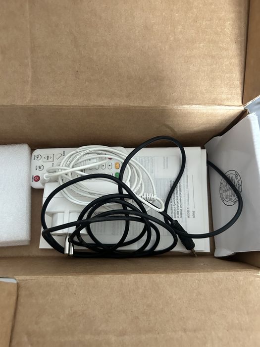 Projetor LG MiniBeam PH150G com caixa, comando e acessórios