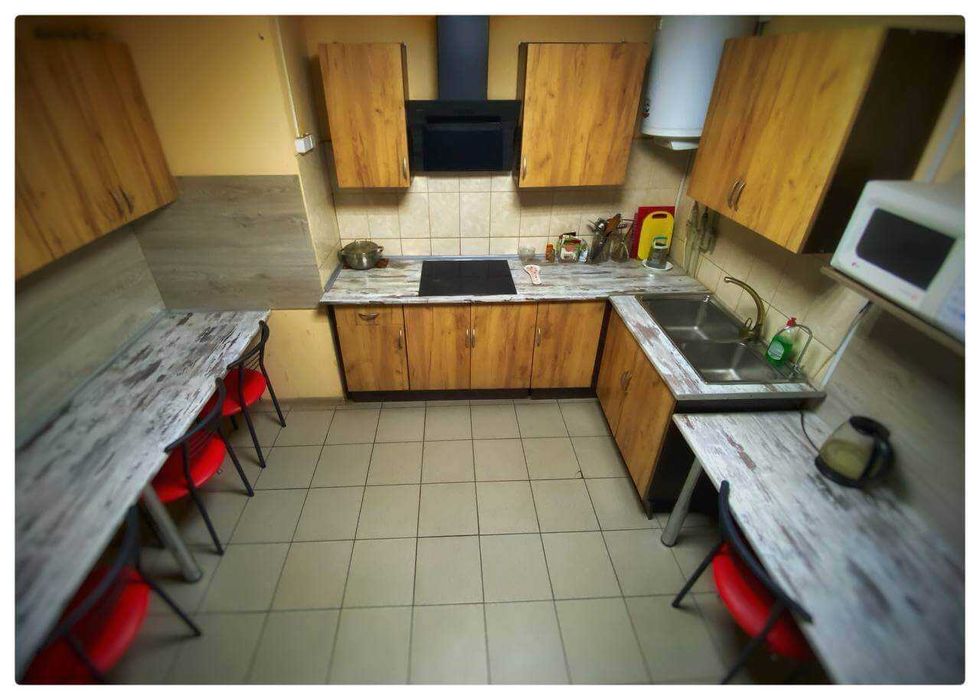 Комфортний хостел з гарним ремонтом. Метро Голосіївська 5 хвилин пішки