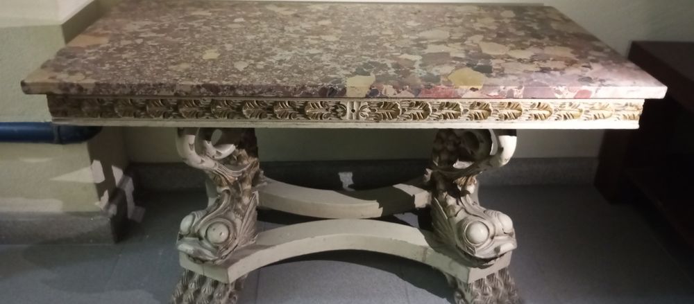 Mesa baixa com tampo em mármore