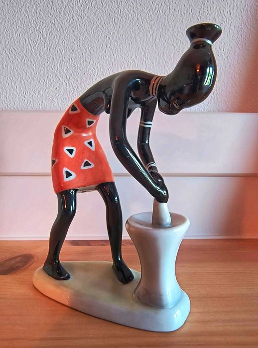 Hollohaza porcelana antyczna figurka "murzynki przy pracy", stan gablotowy