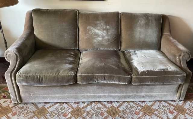 Sofá acinzentado em veludo