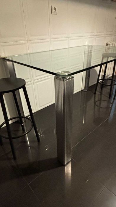 Mesa de cozinha com tampo em vidro