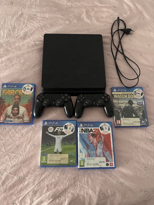 PS 4 Slim + 2 comandos + 4 Jogos Fisicos  + 7/8 Digitais