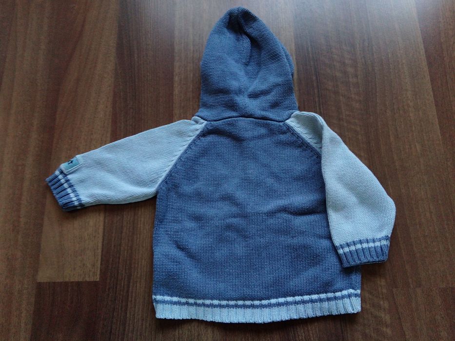 Sweter zapinany na guziki, r. 68, z kapturem.