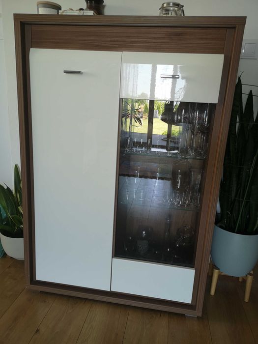 Witryna z wiszącą półką