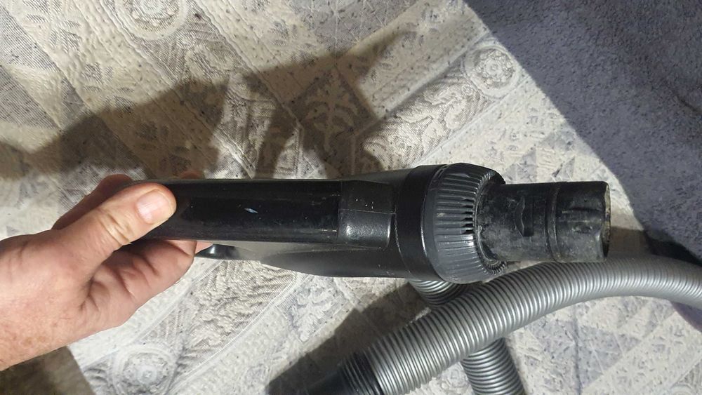 Шланг для современных пылесосов SAMSUNG в отличном состоянии.