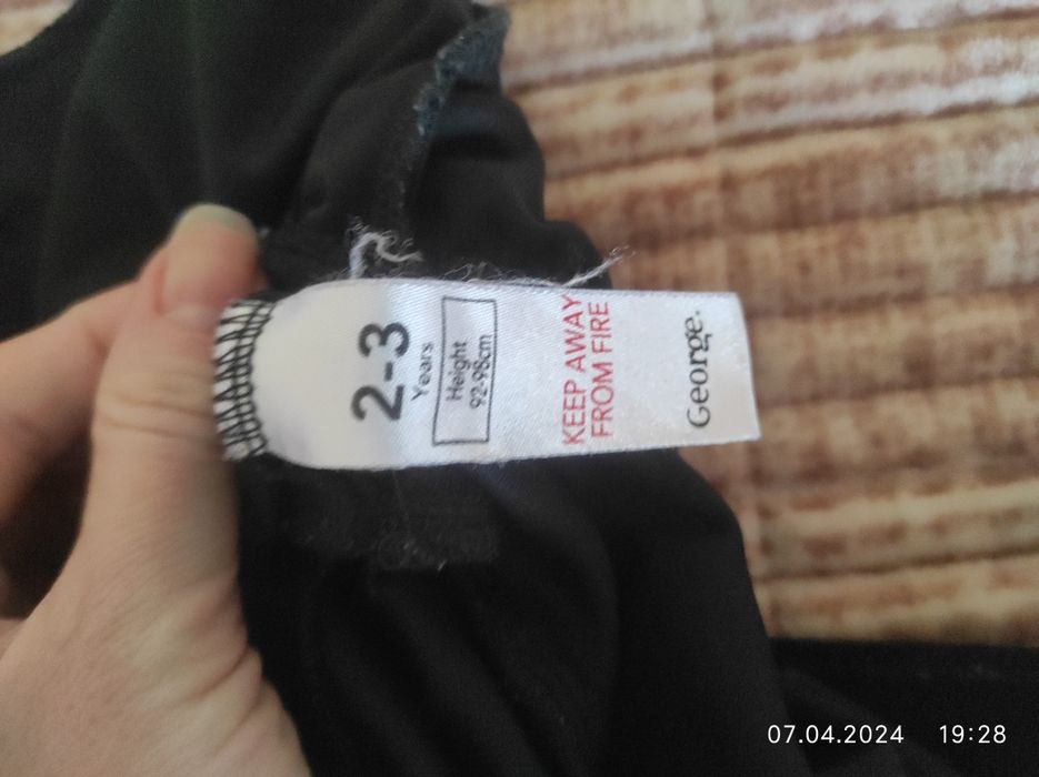 Чорне велюрове плаття 2-3 роки .