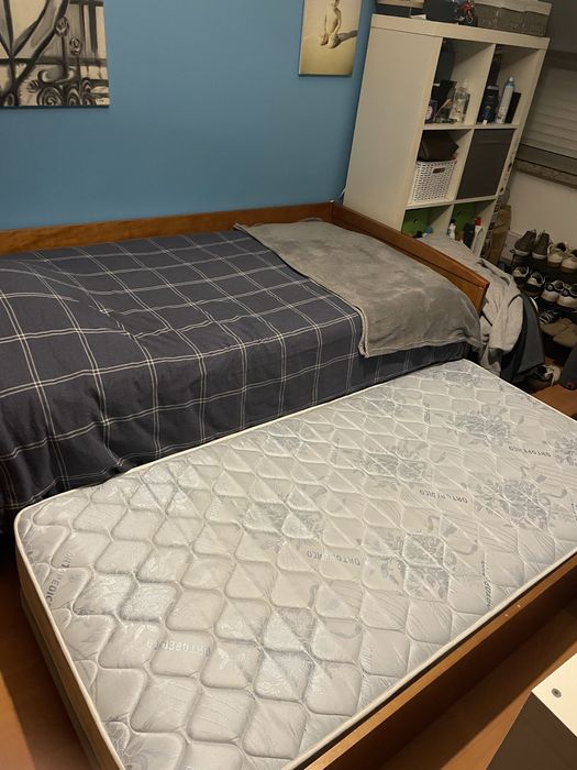 Cama de solteiro com segundo colchão em gavetão com sistema elevatório em bom estado