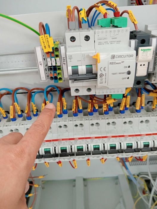 Equipa de Eletricistas no Porto - Manutenção e Reparações".