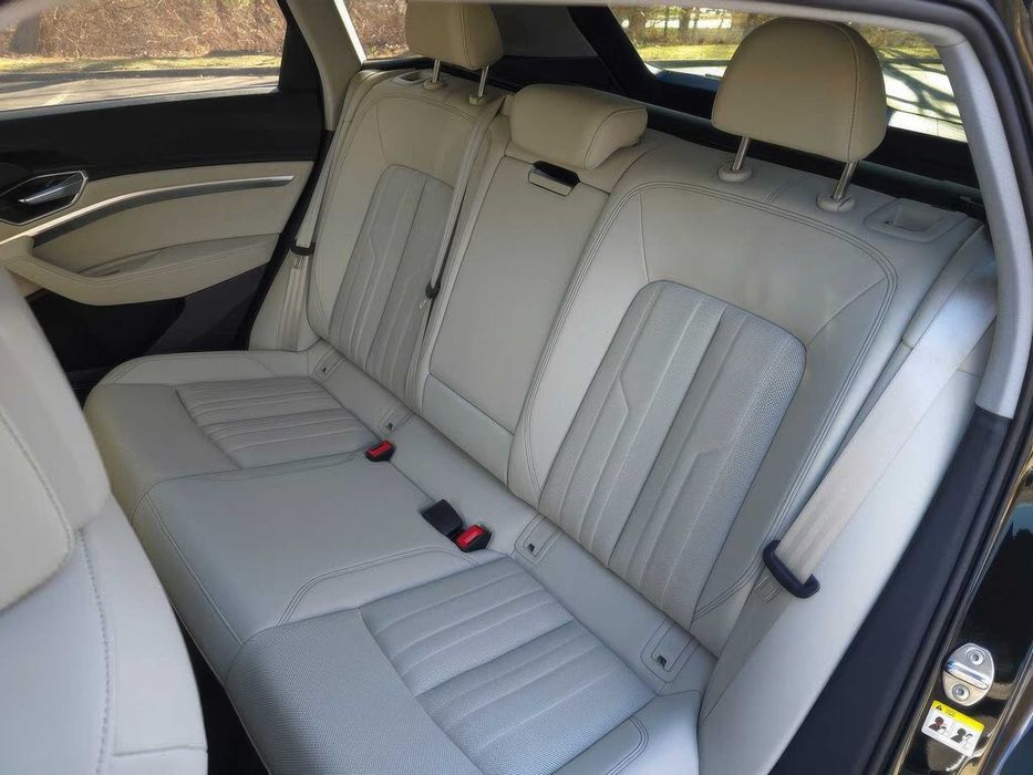 Audi Q8 e-tron quattro Premium Plus      2024