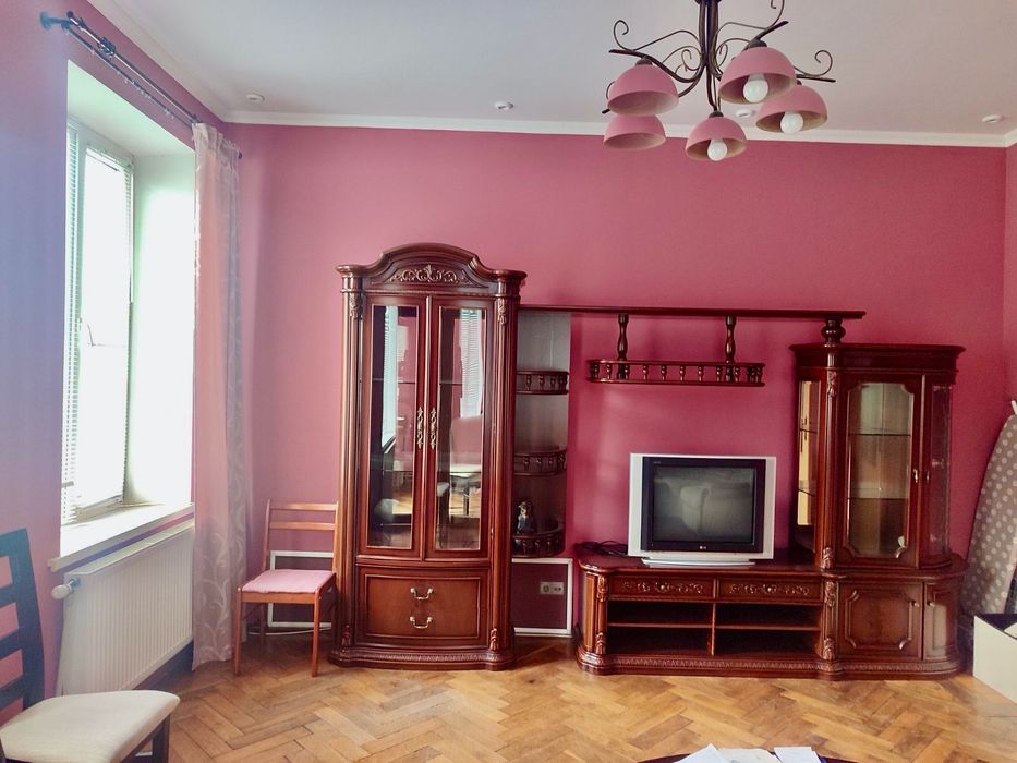 Продається 2-кімнатна квартира в самому центрі міста. Чортків