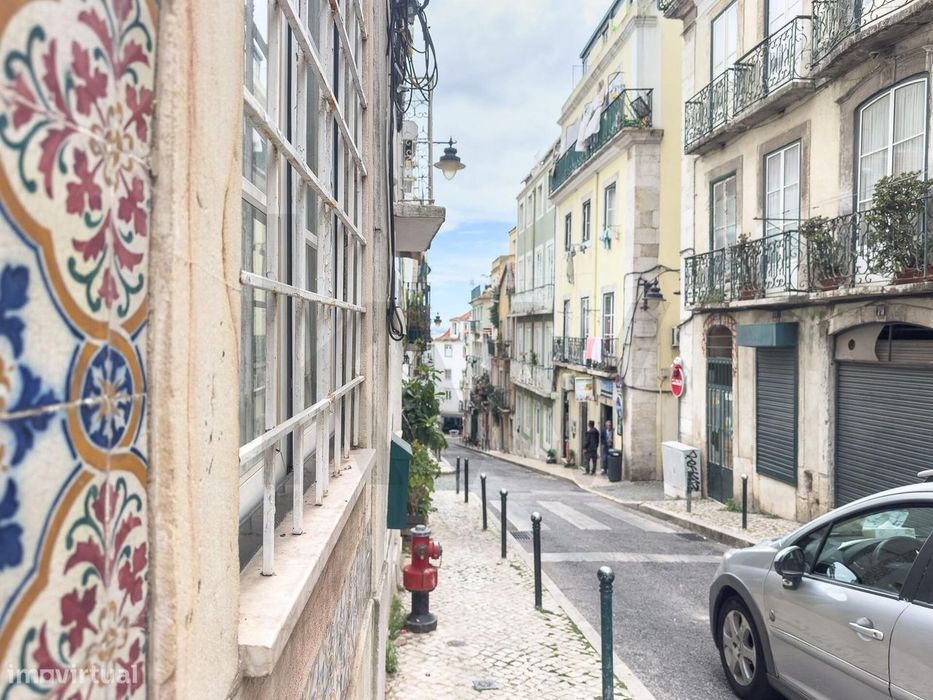 Vende-se T3 na Calçada de Santana com vista Rio Tejo e cidade Lisboa