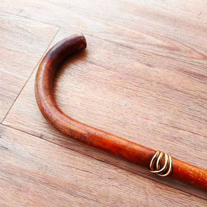 Bengala em cana de bambu com castão liso e moldado