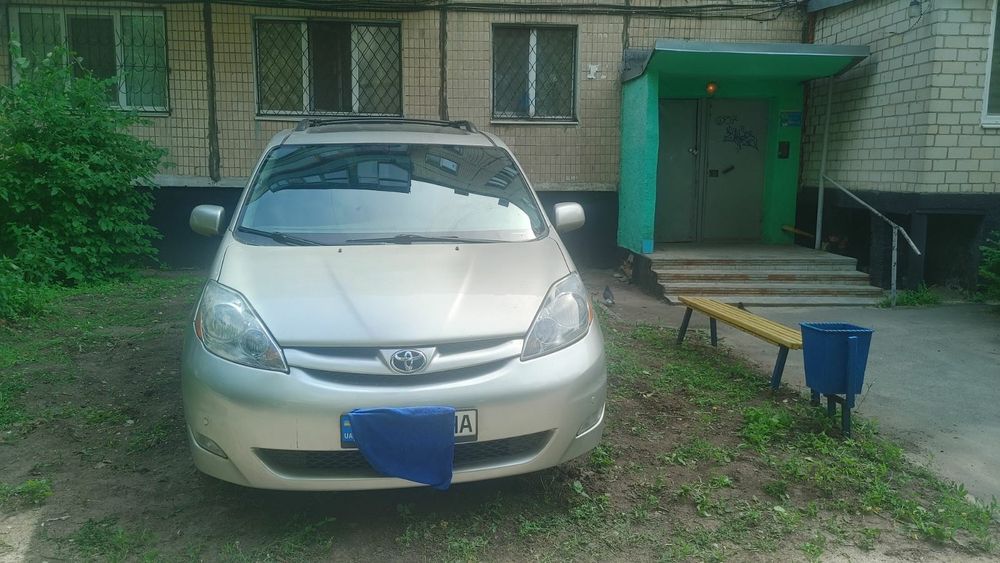 продам toyota sienna навигатор