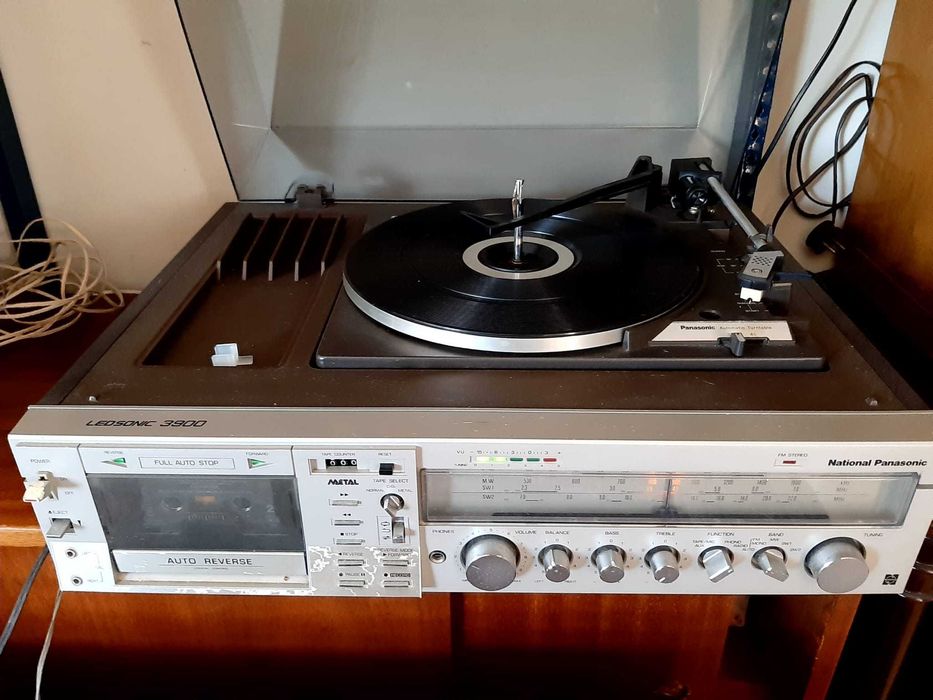 AM FM  Stereo Music Center, National Panasonic SG3900C, 3 em 1 Radio, Gira Discos e Toca Fitas. E a caixa de cartão embalagem original. Raridade.