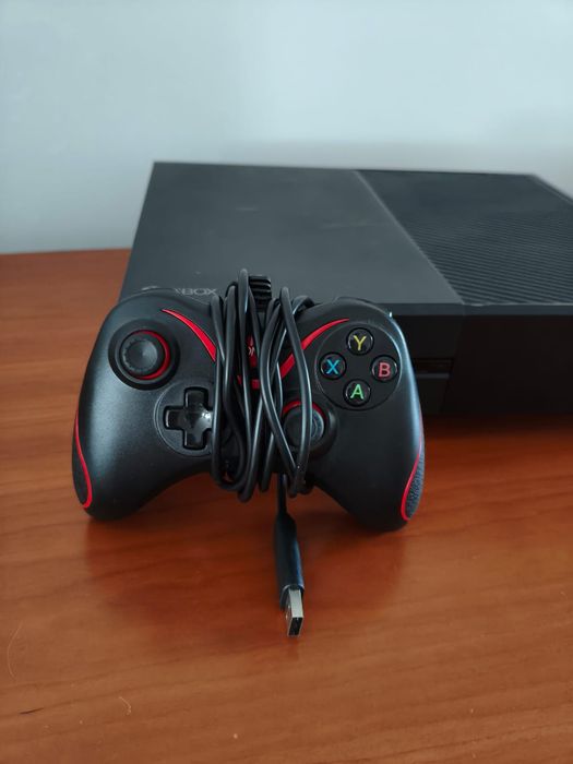 Xbox One com comando e Assassin's Creed Unity