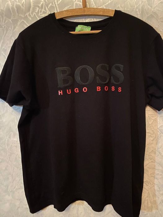 футболка від Hugo Boss 
з резиновим логотипом з переду 
Розмір вказани