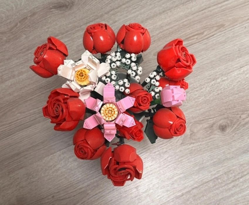 Bouquet of roses (LEGO)