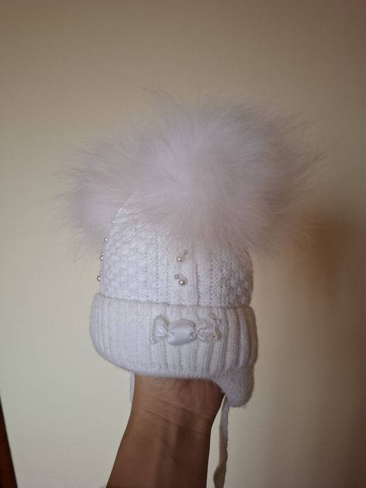 Шапки сіра, та біла з шарфіком