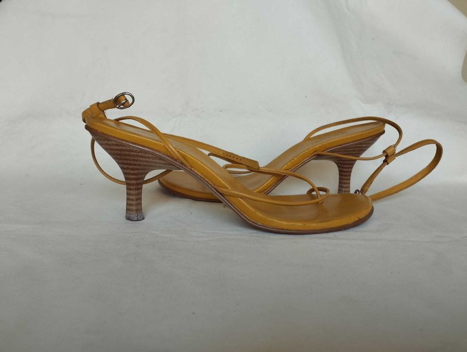 sapatos de salto dateli