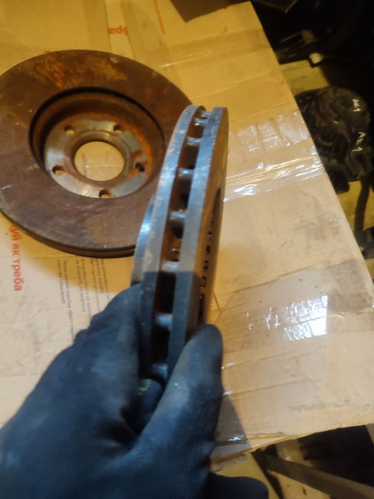 Передній правий лівий гальмівний тормозной диск Форд Фокус МК3 Фієста