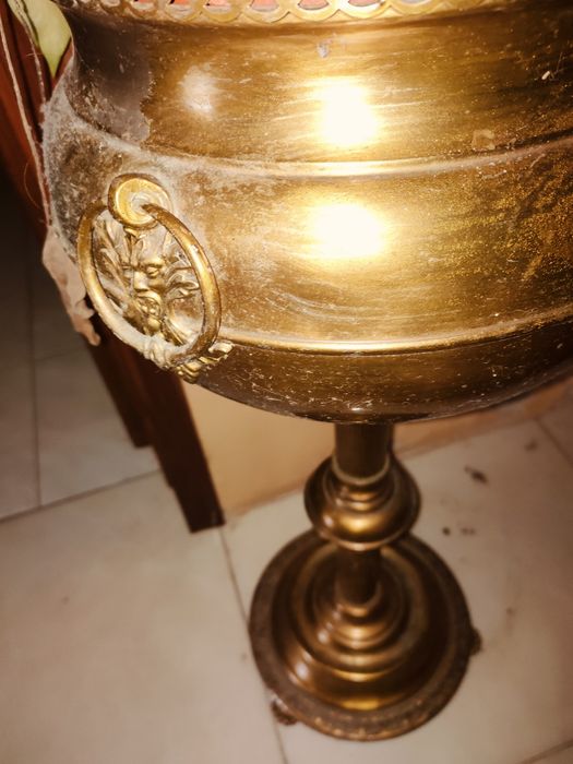 Vazeira em metal amarelo.