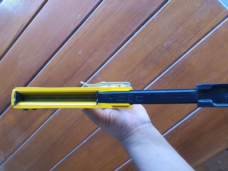 Степлер Dewalt multi-tacker.