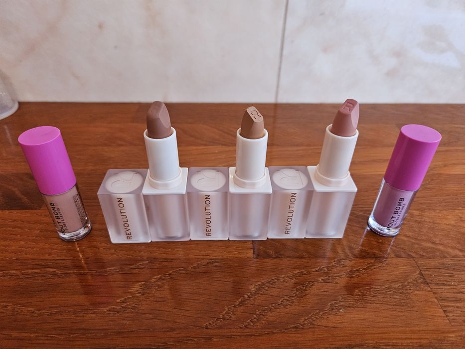 Zestaw 3 szminek, 2 błyszczyków i konturówka Makeup revolution