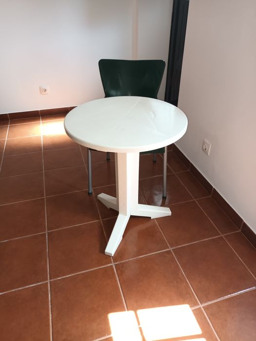 Mesa branca de plástico e cadeira verde  de plástico