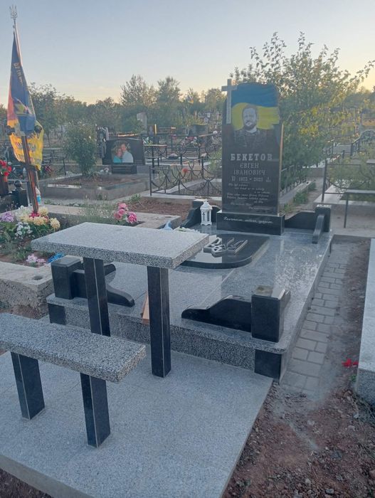 Пам'ятники Воєнним, ограды, комплексы .