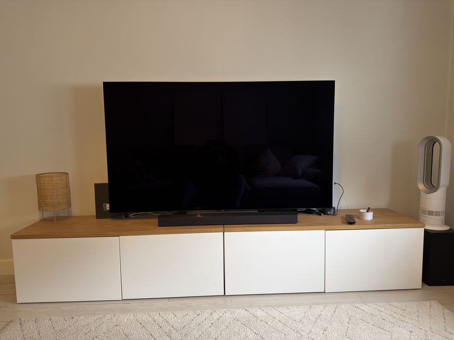 Móvel TV IKEA BESTÅ – branco com tampo em madeira