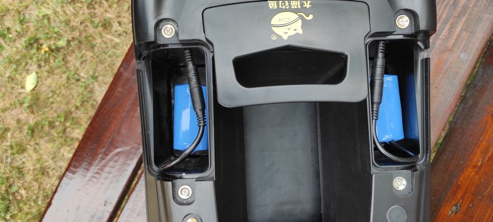 Прикормочний кораблик-катамаран для риболовлі з GPS та глибиноміром на один бункер