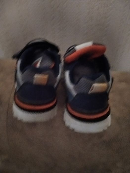 Продам дитячі кросівки.