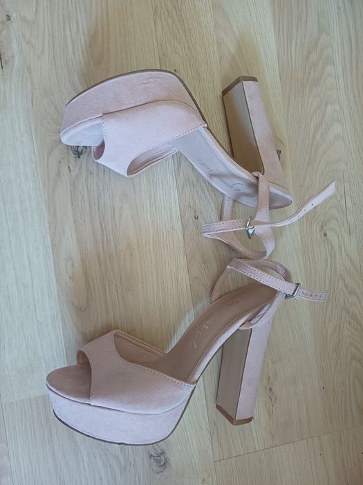 Buty na słupku, obcasy