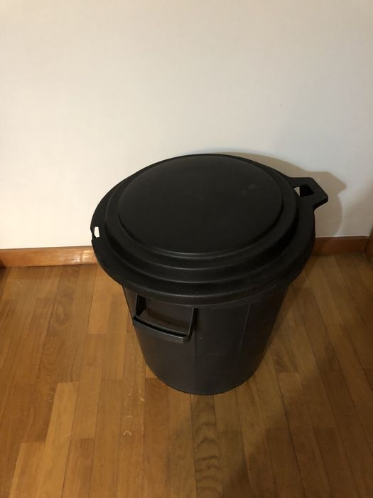 Balde preto com pegas capacidade 50 litros